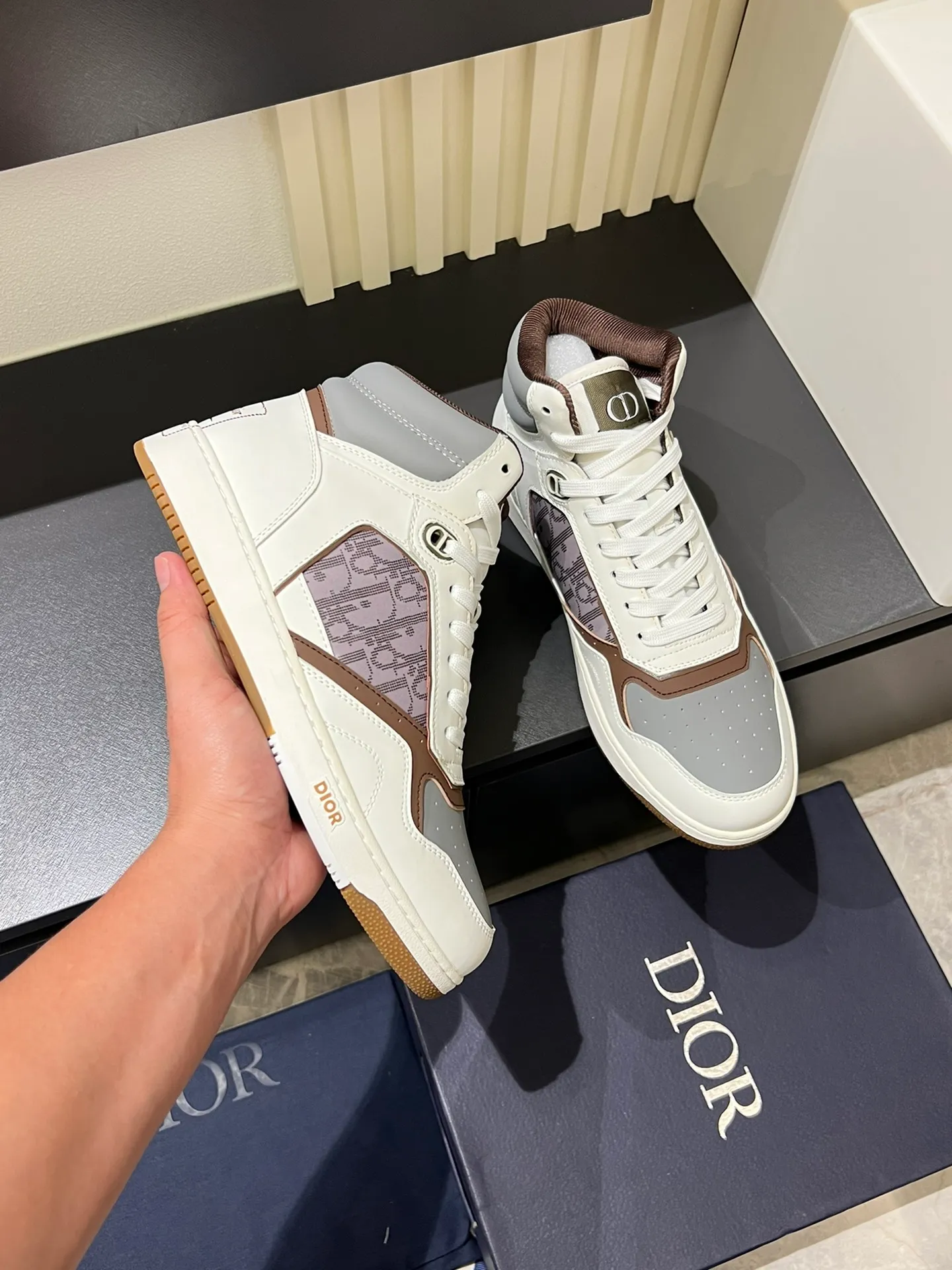 Men's shoes 💰p460 "Dio*" mid-top B27 casual sneakers. This B27 high-top sneaker is a new product in the series and continues Di*r's classic style. Crafted from gray and white smooth calf leather with beige and black Oblique print panels on the sides. The "CD Icon" shaped shoelace eyelets are clever and delicate, and the two-color rubber sole, rear collar and heel are all equipped with the brand's iconic details to enhance the style. Oblique printed straps at the ankle allow for an adjustable fit to complement the overall design. Fashionable and versatile, it can complement any look. Create an exquisite design with unique dynamic vitality and modern atmosphere, presented in low-top and high-top styles. This new must-have shoe adds a new dimension to Dior's archive heritage, embodying modern elegance. Purchase the original version and make it 1:1. If you need top quality, please come to me! Male 38-44!